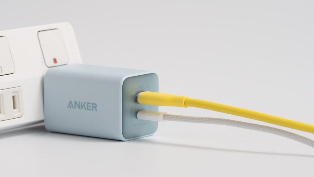 Anker 523 Charger (Nano 3, 47W)で2台同時に充電している様子