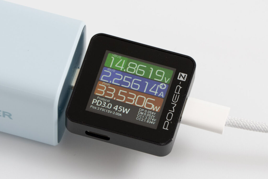 iPhone17をAnker 523 Chargerで充電中。ワットチェッカーの表示が約33W