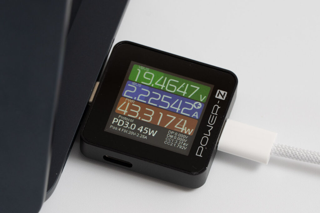 13インチMacBook AirをAnker 523 Chargerで充電中。ワットチェッカーの表示が約43W