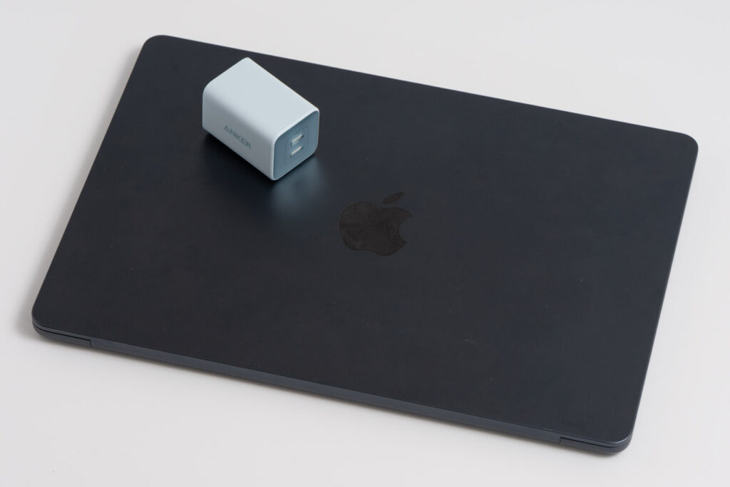 13インチMacBook AirとAnker 523 Chargerを並べたサイズ比較