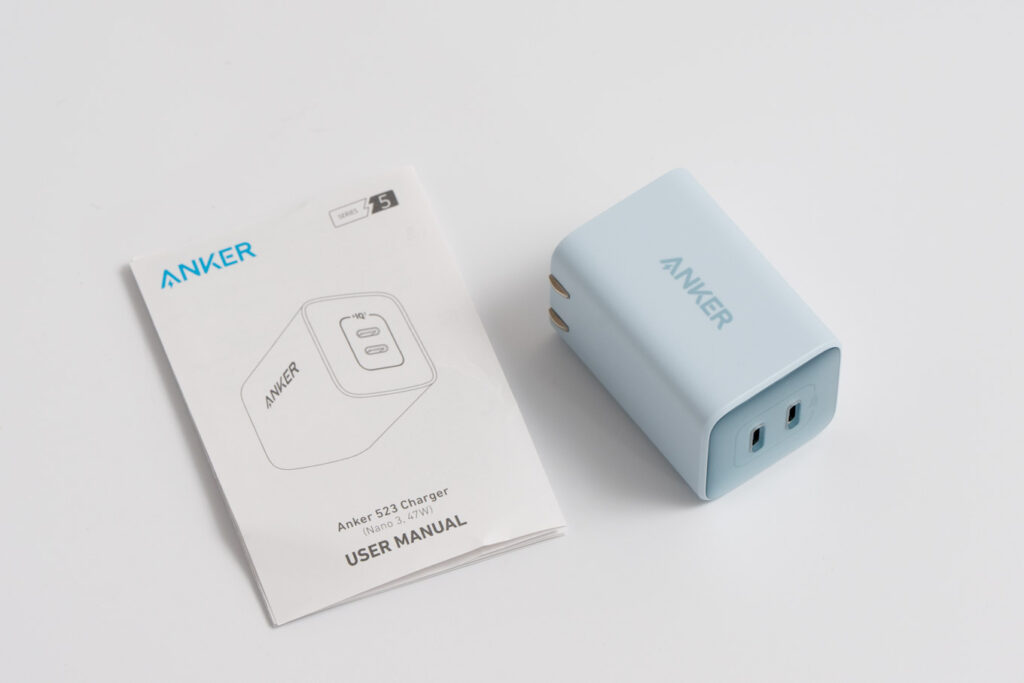 Anker 523 Charger (Nano 3, 47W)パッケージ内容(本体、取扱説明書)をテーブルに並べた写真