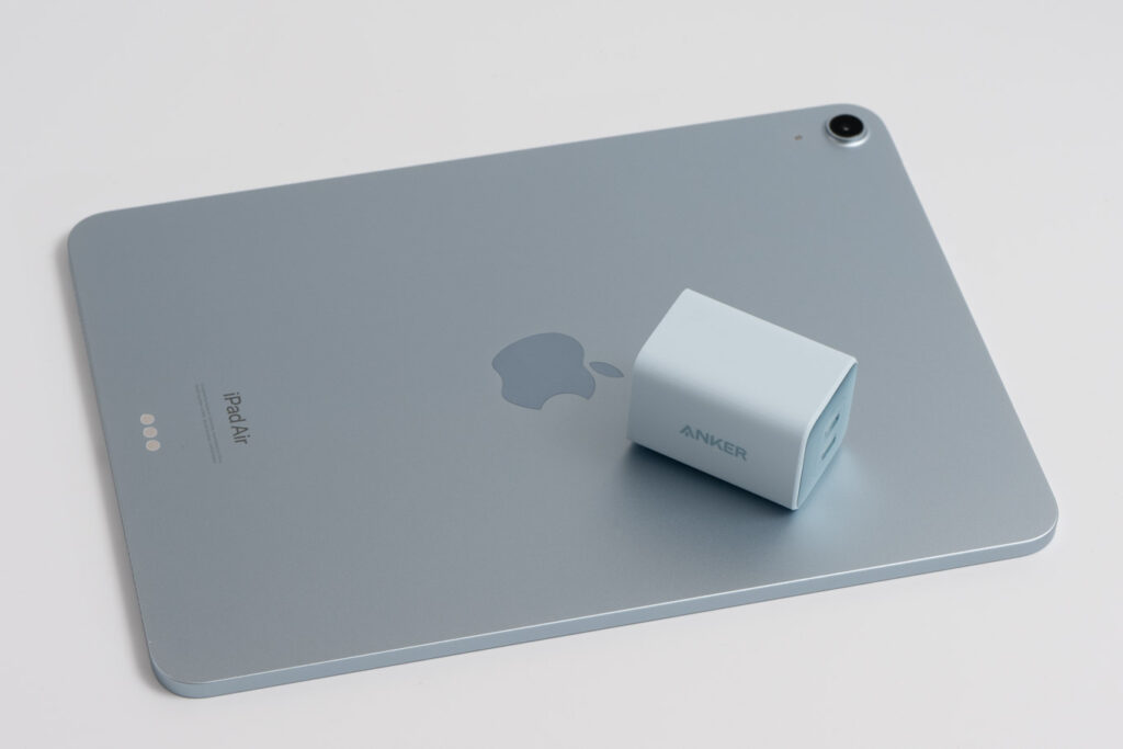 11インチiPad AirとAnker 523 Chargerを並べたサイズ比較