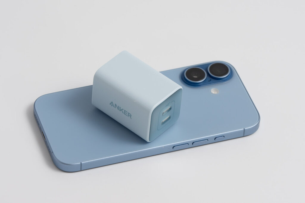 iPhone 17とAnker 523 Chargerを並べたサイズ比較