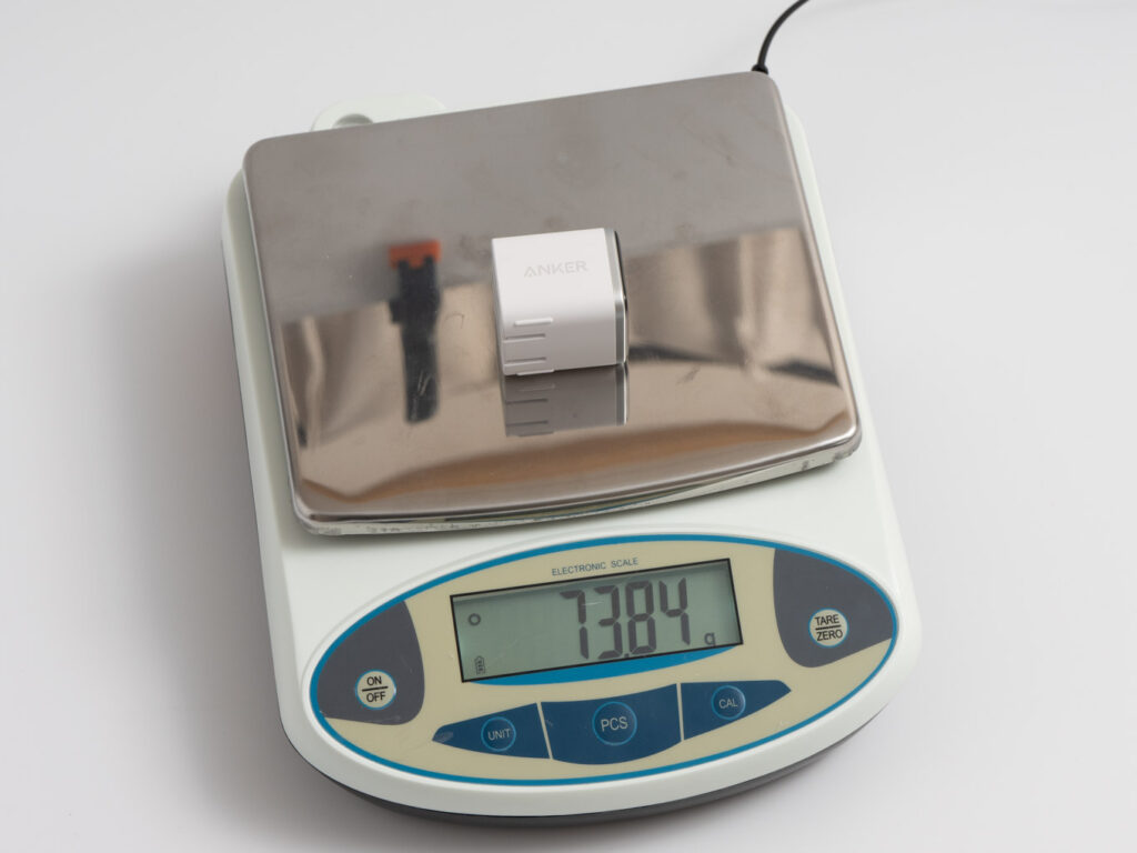 Anker Nano Charger (45W, Display, スイングプラグ)の重量をスケールで計測している様子