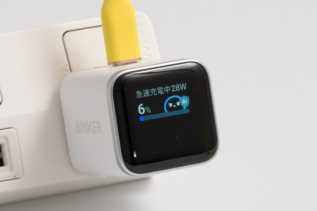 Anker Nano Charger (45W, Display, スイングプラグ)のディスプレイ(iPhone 17を充電中)
