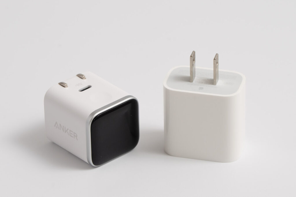 Anker Nano Charger (45W, Display, スイングプラグ)とApple 20W USB-C電源アダプタとのサイズ比較
