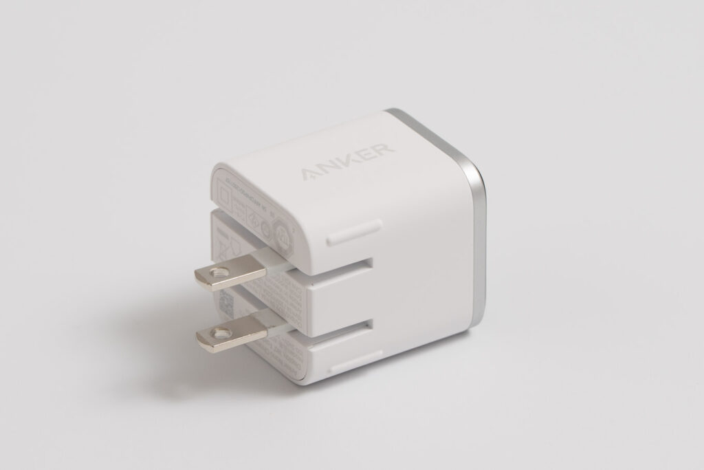 Anker Nano Charger (45W, Display, スイングプラグ)の折りたたみ式電源プラグ1