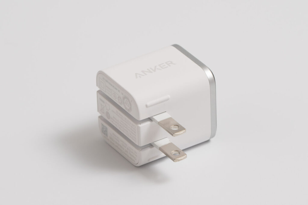 Anker Nano Charger (45W, Display, スイングプラグ)の折りたたみ式電源プラグ2