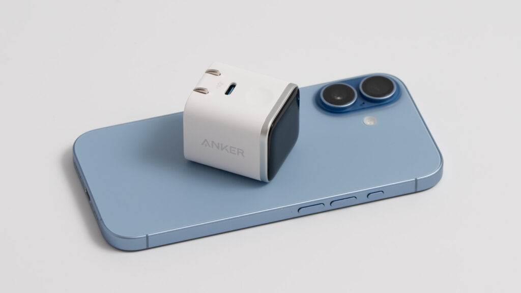 Anker Nano Charger (45W, Display, スイングプラグ)とiPhone 17とのサイズ比較