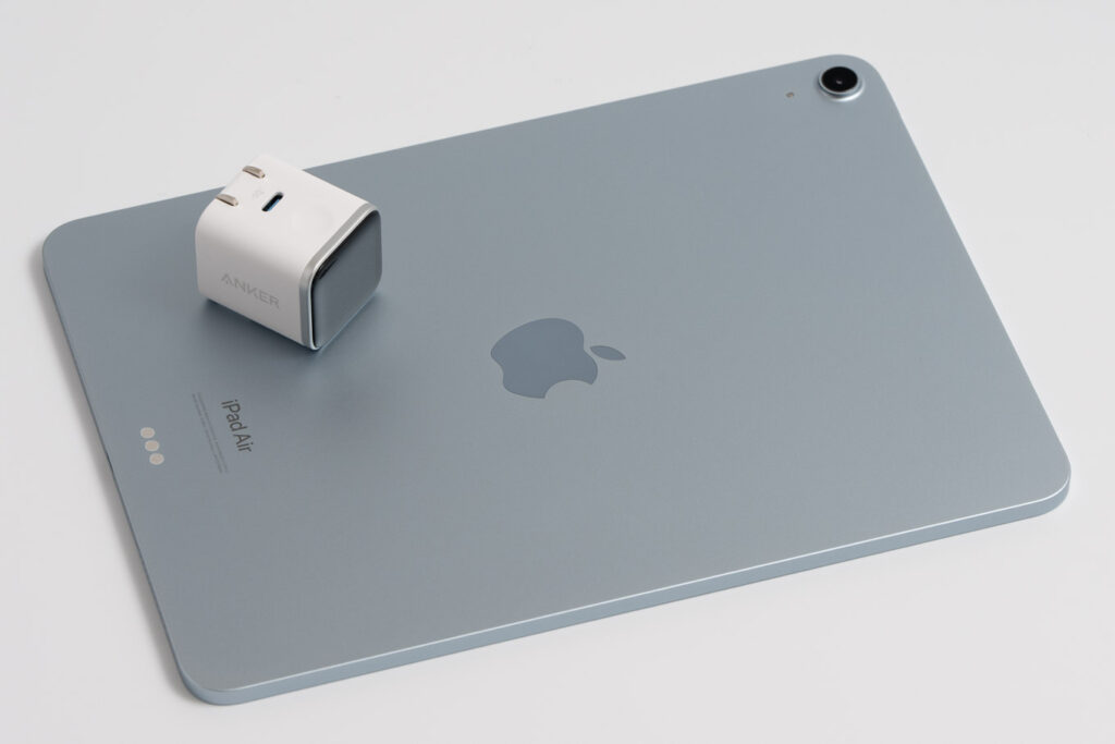 Anker Nano Charger (45W, Display, スイングプラグ)と11インチiPad Airとのサイズ比較
