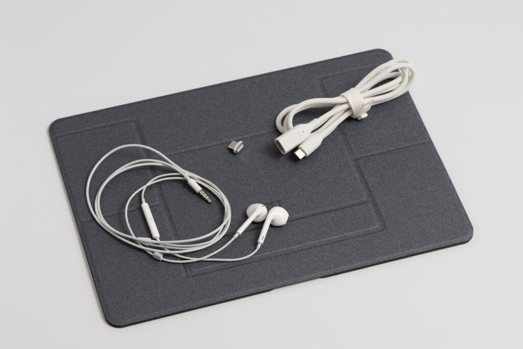 Apple EarPods、CIO マグネットシリコンケーブル、MOFTノートパソコンスタンド