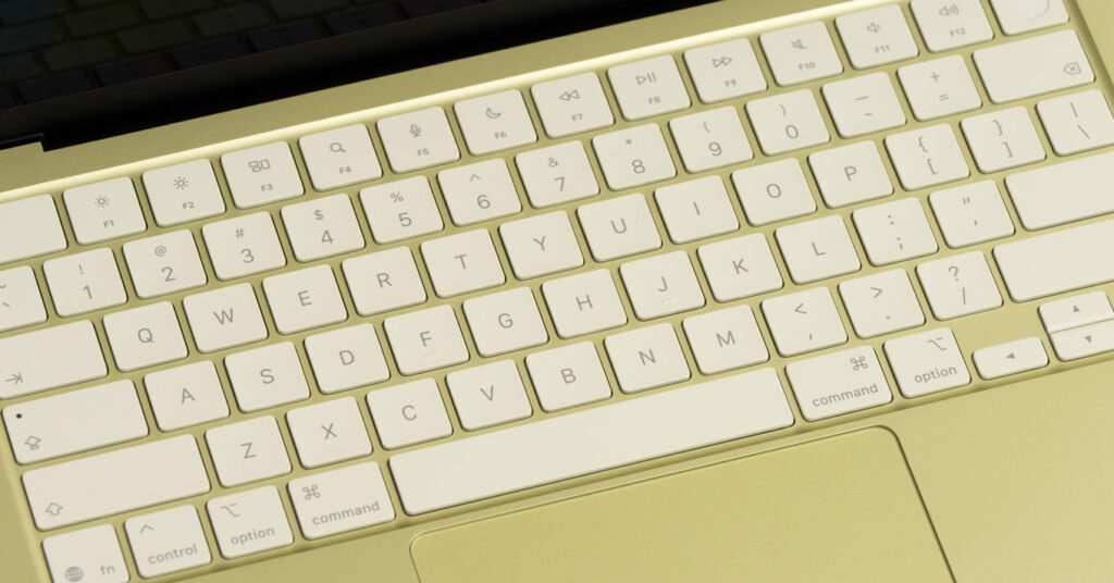 MacBook Neoにおすすめのアクセサリをひととおりご紹介！（アイキャッチ）