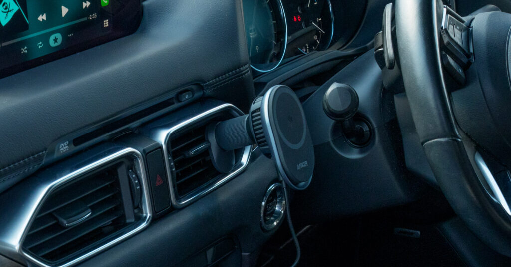 AnkerのQi2対応車載ホルダーをセットしている様子