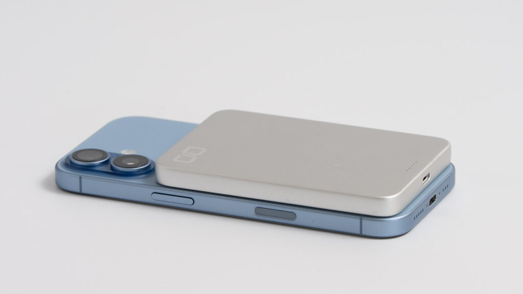 iPhone 17をCIO SMARTCOBY SLIM Ⅱ Wireless 2.0 SS5Kでワイヤレス充電している様子