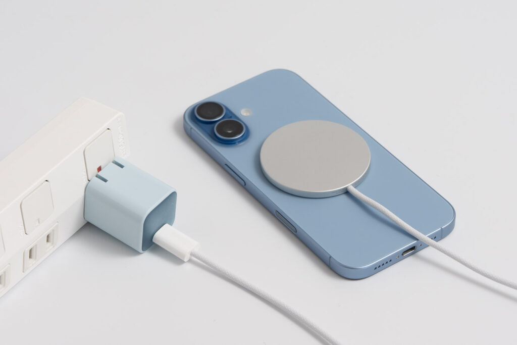 iPhone 17をApple MagSafe充電器で充電している様子