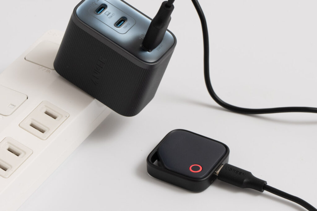 UGREEN FineTrack Smart Finderを充電している様子