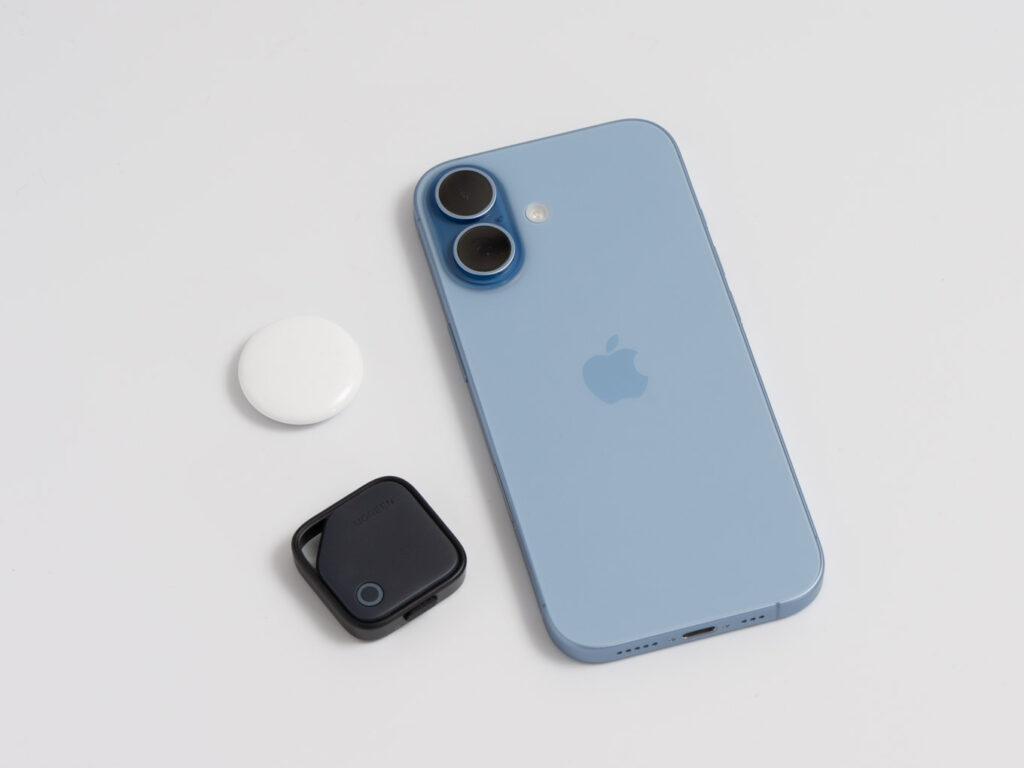 UGREEN FineTrack Smart FinderとAirTag(第2世代)、iPhone 17とのサイズ比較