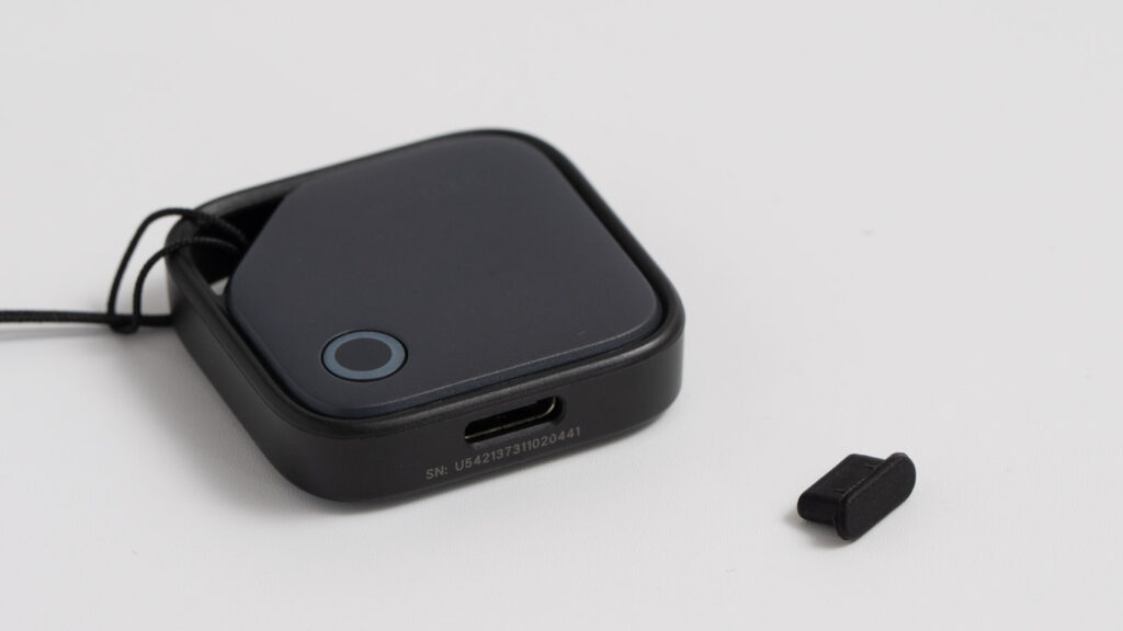 UGREEN FineTrack Smart FinderのUSB-CポートとLED付きボタン