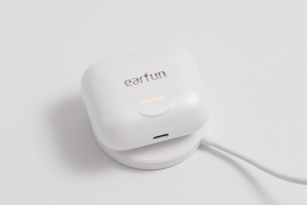 EarFun Air Pro 4+を充電している様子
