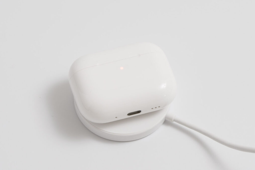 AirPods Pro 3をワイヤレス充電している様子