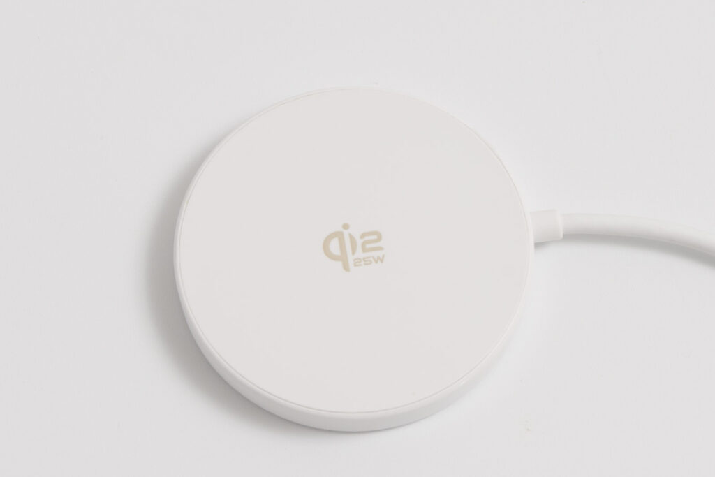Amazonベーシック ワイヤレス充電パッド 25Wのマグネット吸着面(Qi2 25Wのロゴ)