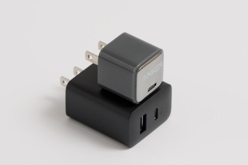Anker Charger (20W, 2-Port)とAnker Nano Charger (20W)とのサイズ比較