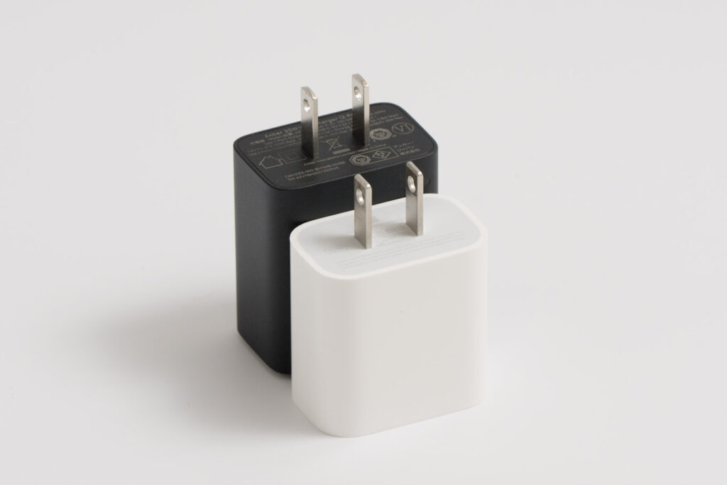 Anker Charger (20W, 2-Port)とApple 20W USB-C電源アダプタとのサイズ比較