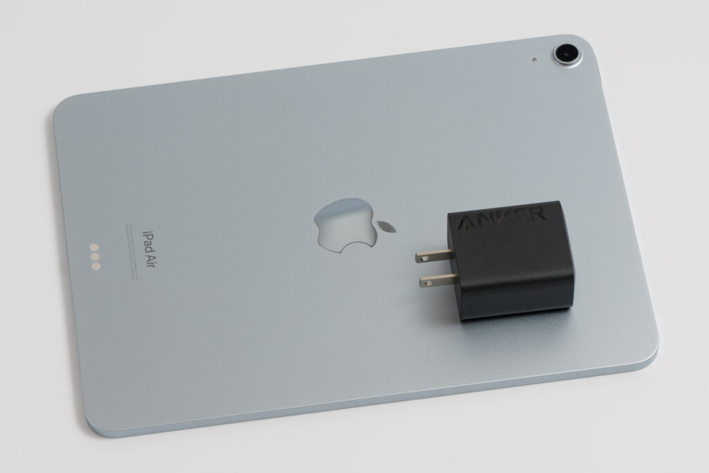 Anker Charger (20W, 2-Port)と11インチiPad Airとのサイズ比較