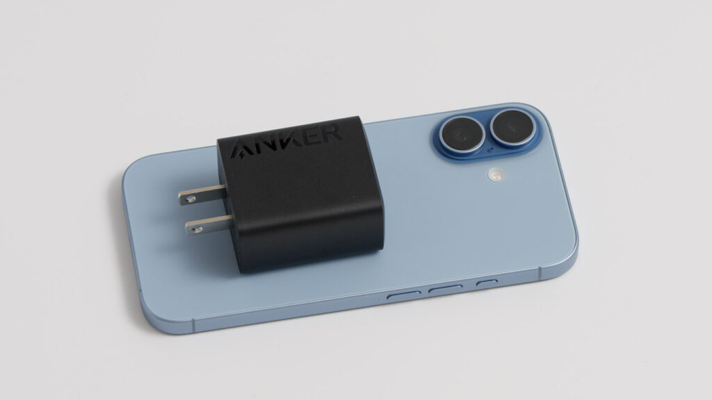 Anker Charger (20W, 2-Port)とiPhone 17とのサイズ比較