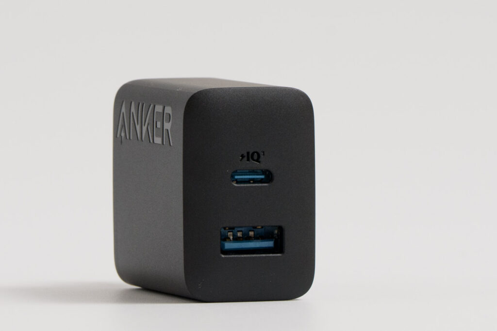 Anker Charger (20W, 2-Port)のUSBポート面のアップ