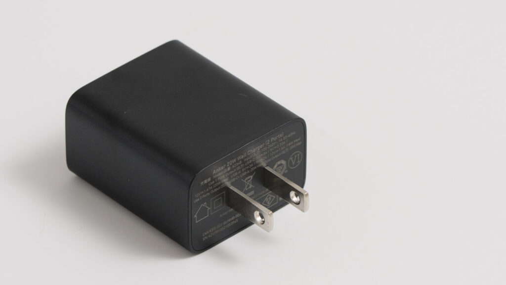 Anker Charger (20W, 2-Port)の固定プラグのアップ