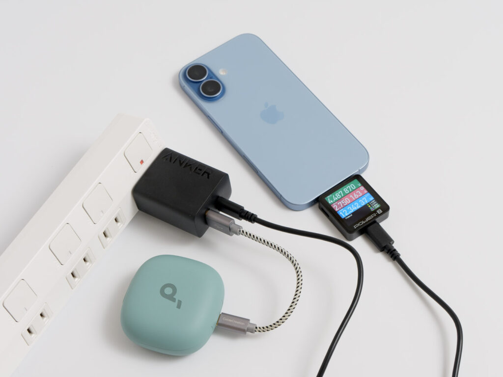 Anker Charger (20W, 2-Port)でiPhone 17とワイヤレスイヤホンを同時充電している様子