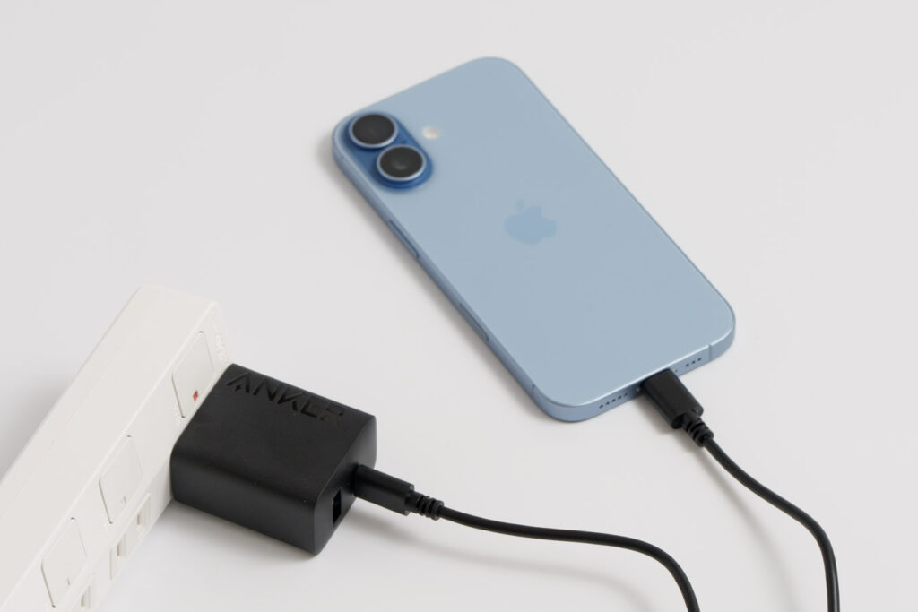 Anker Charger (20W, 2-Port)でiPhone 17を充電している様子