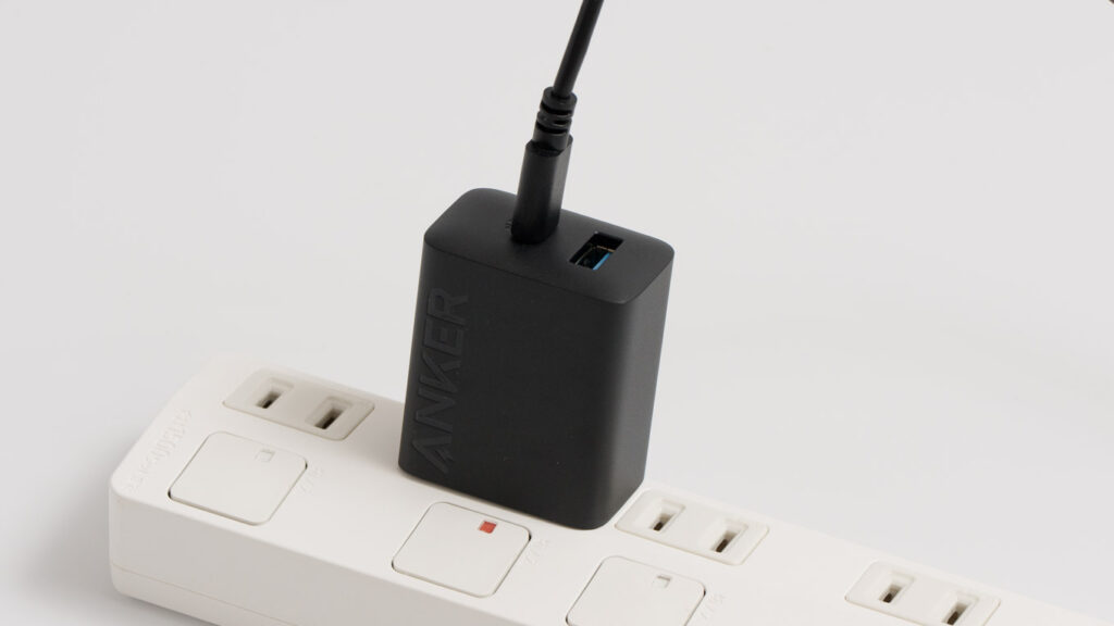 Anker Charger (20W, 2-Port)を電源タップに挿している様子