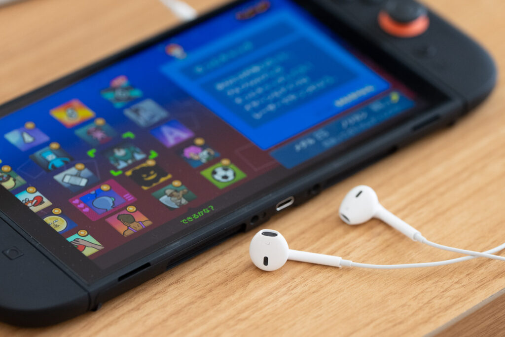 Switch 2にEarPods(3.5 mmヘッドフォンプラグ)を接続している様子