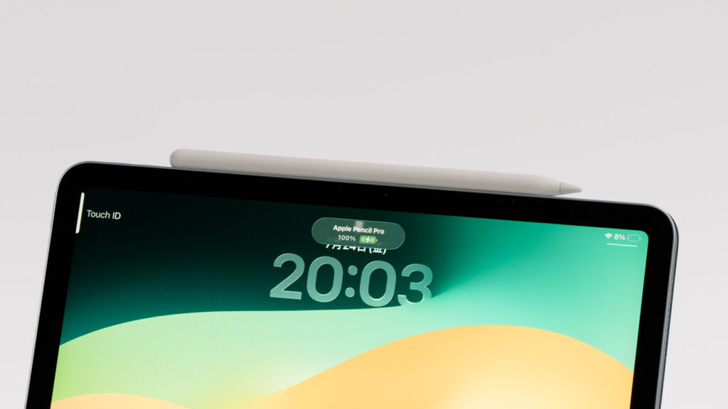 iPad側面に磁気装着して充電している様子