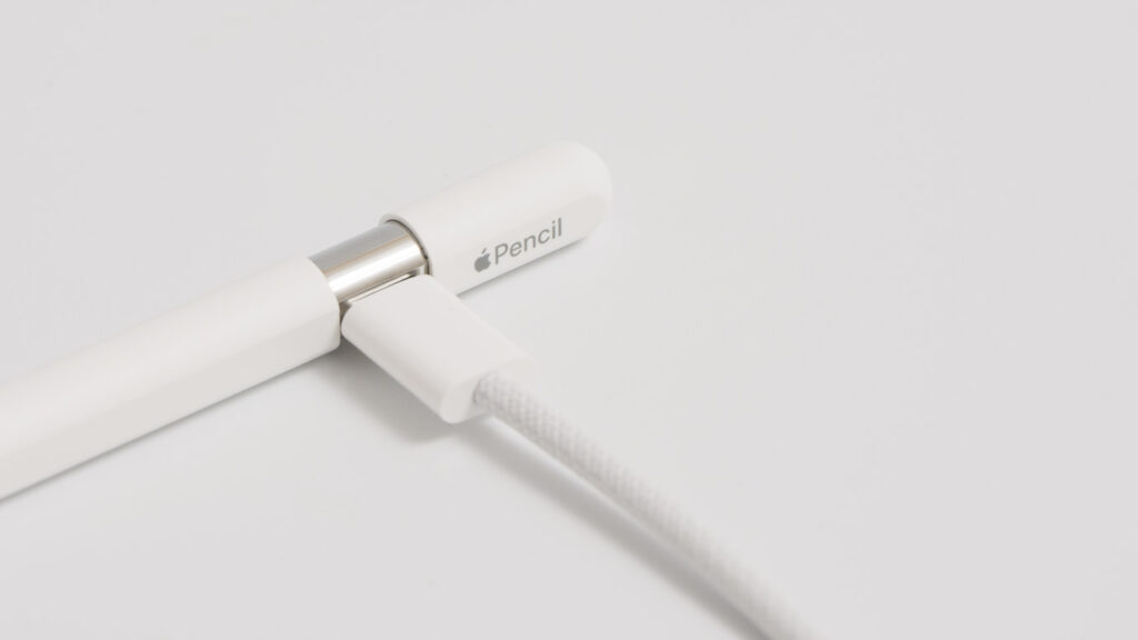 USB-Cモデルのスライド式キャップと充電ポート