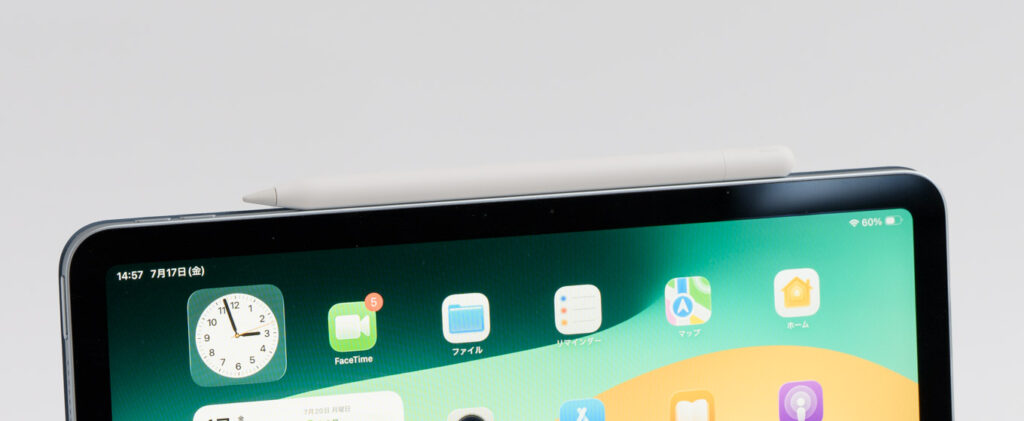 Apple Pencil(USB-C)をiPad側面に磁気装着した様子