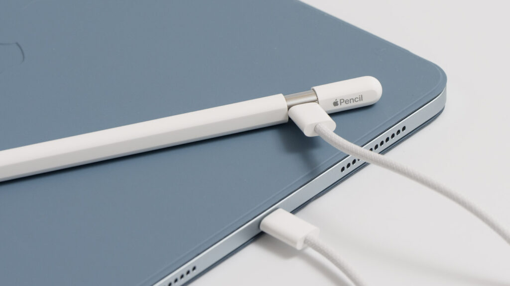 Apple Pencil(USB-C)をアダプタ経由でiPadに接続した様子