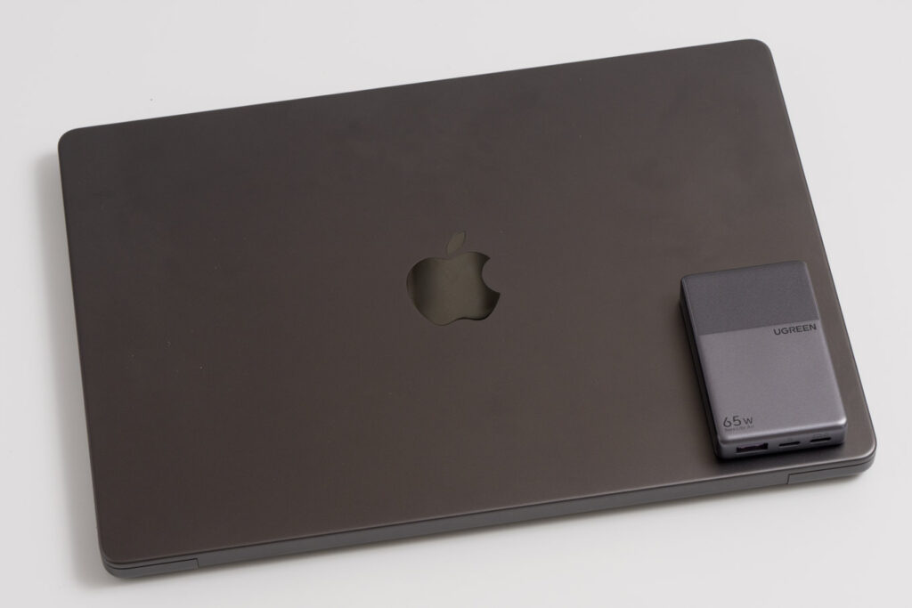 UGREEN Nexode Air 65W Slimと14インチMacBook Proとのサイズ比較