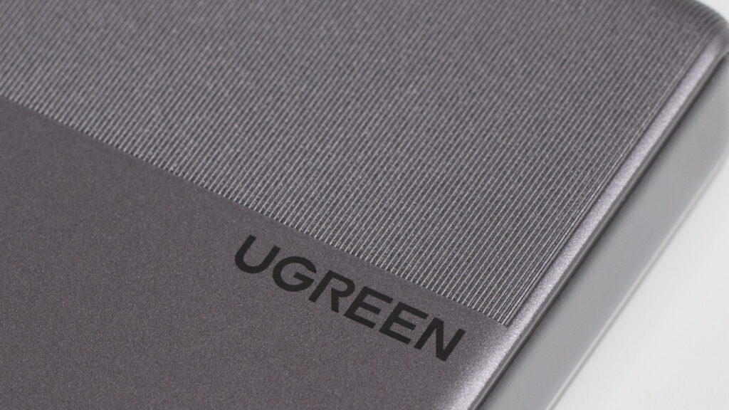 UGREEN Nexode Air 65W Slimの細かい溝が入った前面デザイン