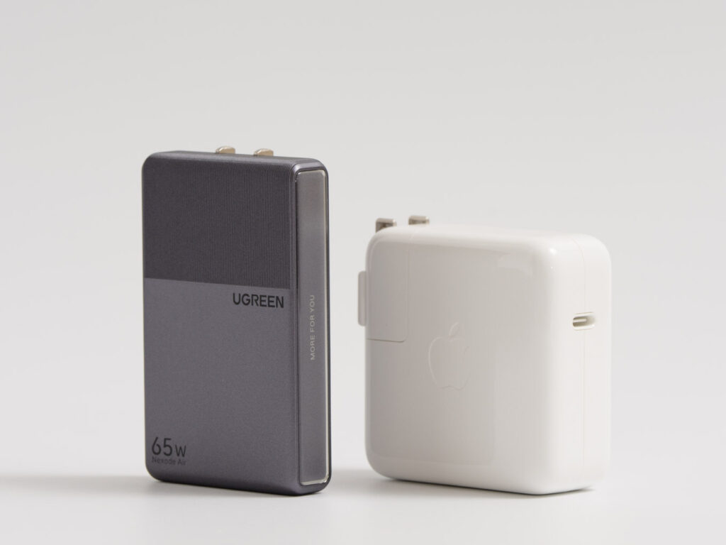 UGREEN Nexode Air 65W SlimとApple 70W USB-C電源アダプタとのサイズ比較