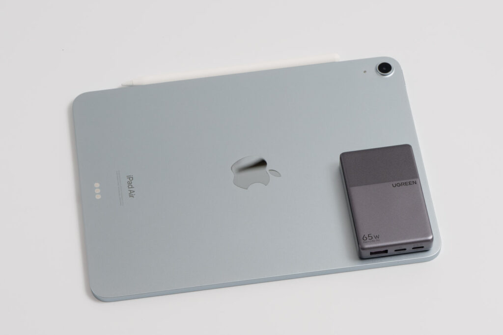 UGREEN Nexode Air 65W Slimと11インチiPad Airとのサイズ比較