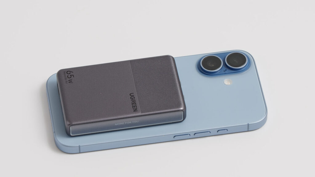 UGREEN Nexode Air 65W SlimとiPhone 17とのサイズ比較