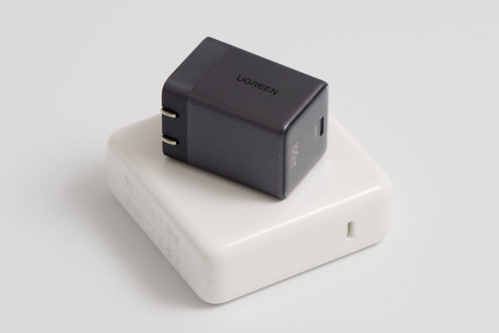 UGREEN Nexode Air 100WとApple 96W USB-C電源アダプタとのサイズ比較