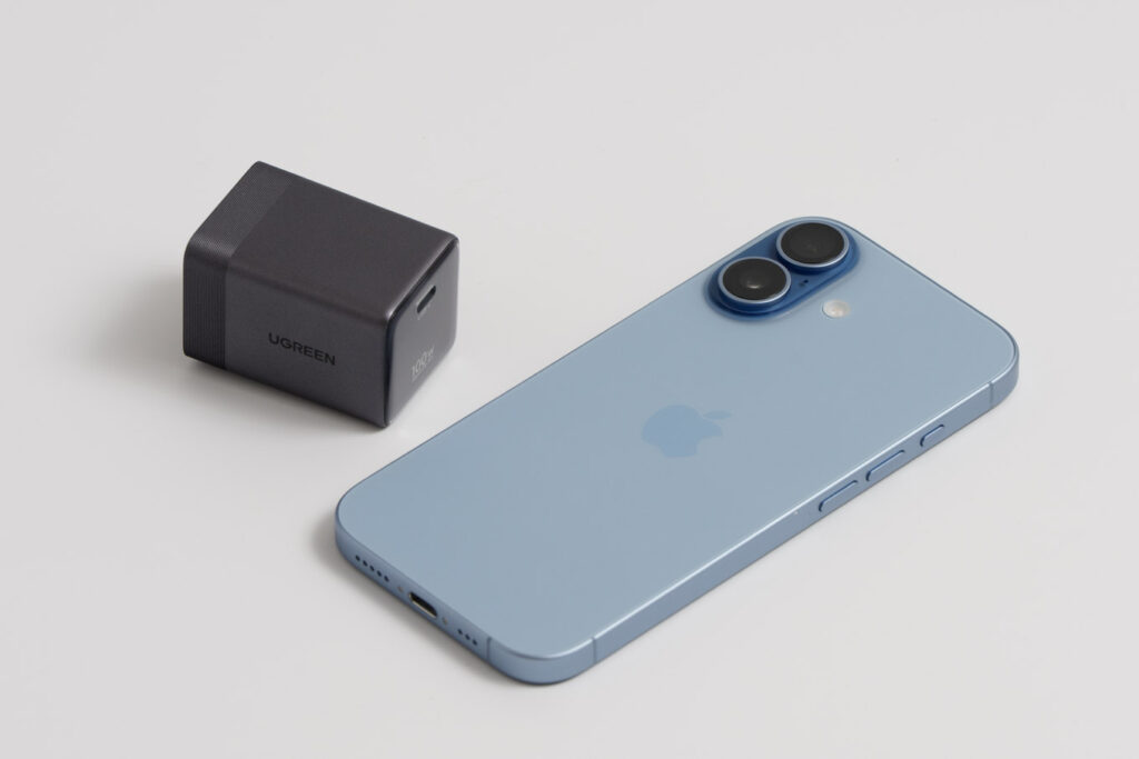 UGREEN Nexode Air 100WとiPhone 17とのサイズ比較