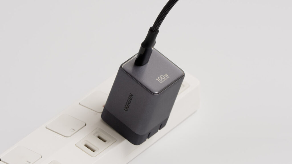 UGREEN Nexode Air 100Wを電源タップに挿している様子