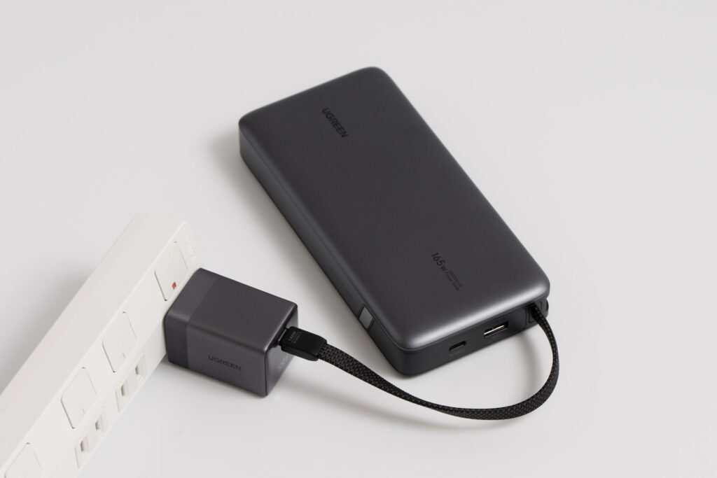 UGREEN Nexode Air 100WでUGREENのモバイルバッテリーを充電している様子