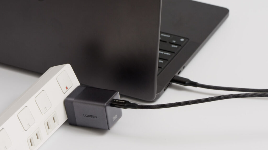 UGREEN Nexode Air 100Wで14インチMacBook Proを充電している様子