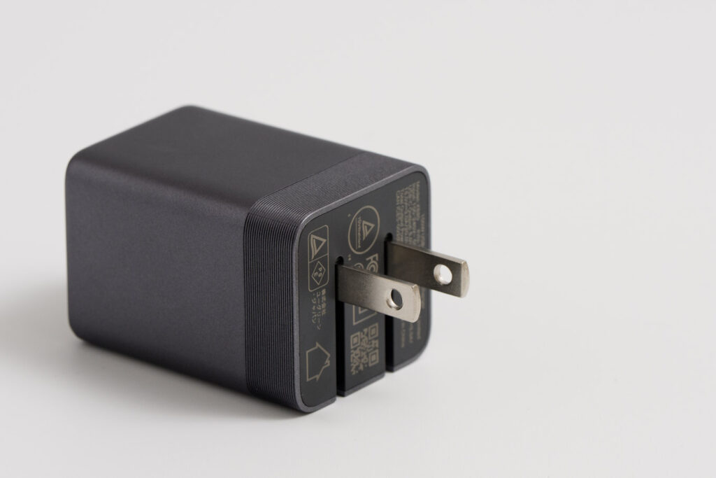 UGREEN Nexode Air 100W折りたたみ式電源プラグ(展開した状態)
